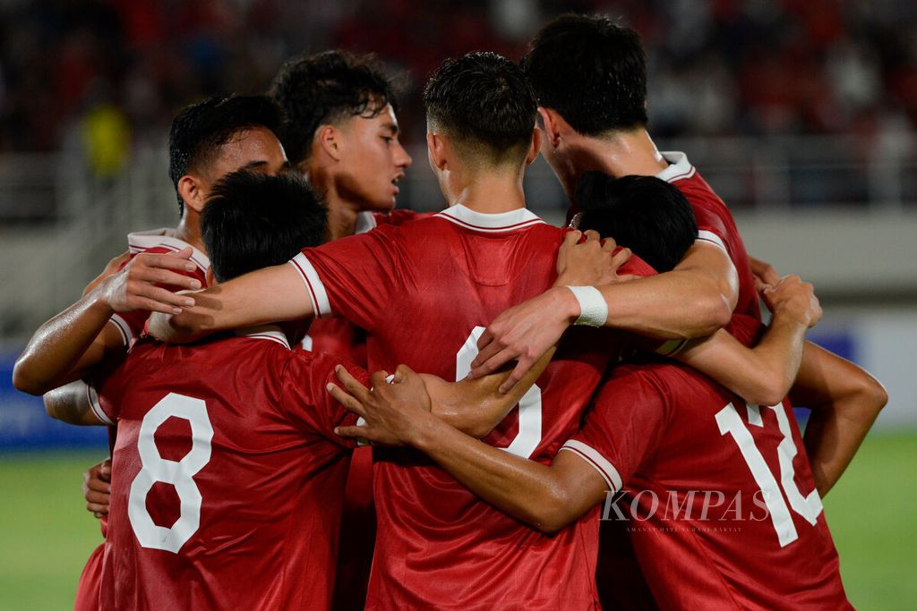 Pemain Indonesia berpelukan setelah Witan Sulaiman (nomor 8) mencetak gol keempat Indonesia U-23 ke gawang Taiwan pada laga Kualifikasi Grup K Piala Asia U-23 2024 di Stadion Manahan, Surakarta, Sabtu (9/9/2023). Indonesia mengalahkan Taiwan, 9-0. 