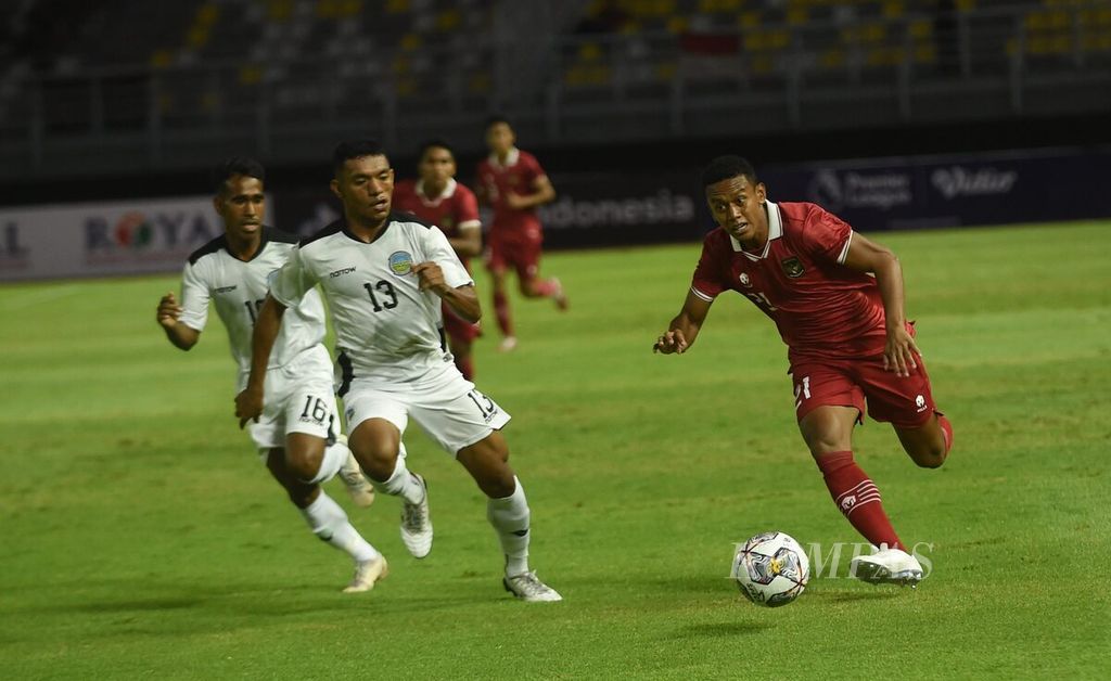 Penyerang Indonesia U-19 Rahmat Beri Santoso (kanan) membawa bola dikawal dua pemain Timor Leste U-19 pada laga kualifikasi Grup F Piala Asia U-20 di Stadion Gelora Bung Tomo, Surabaya, Jawa Timur, Rabu (14/9/2022).