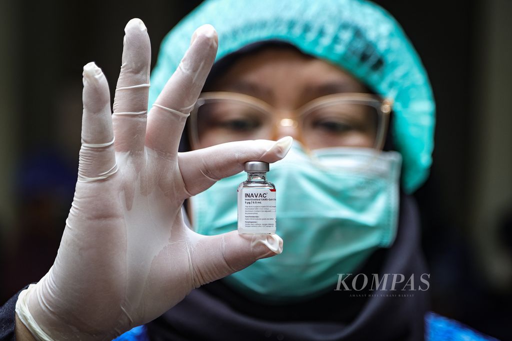 Tenaga kesehatan menunjukkan vaksin berjenis Inavac di kantor Dinas Kesehatan DKI Jakarta, Selasa (19/12/2023). Pemerintah Provinsi DKI Jakarta mulai memberikan vaksin dosis kelima berjenis Inavac untuk memperkecil potensi penularan SARS-CoV-2 penyebab Covid-19. Melalui Dinas Kesehatan, Pemprov DKI Jakarta menyediakan sentra vaksinasi yang tersebar di 44 lokasi.  