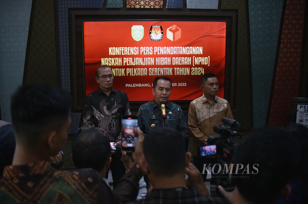 Penjabat (Pj) Gubernur Sumatera Selatan Agus Fatoni (tengah) didampingi Ketua Komisi Pemilihan Umum Hasyim Asy'ari (kiri) dan Ketua Badan Pengawas Pemilu Sumsel Kurniawan (kanan) memberikan keterangan pers di Palembang, Sumatera Selatan, Kamis (9/11/2023). 