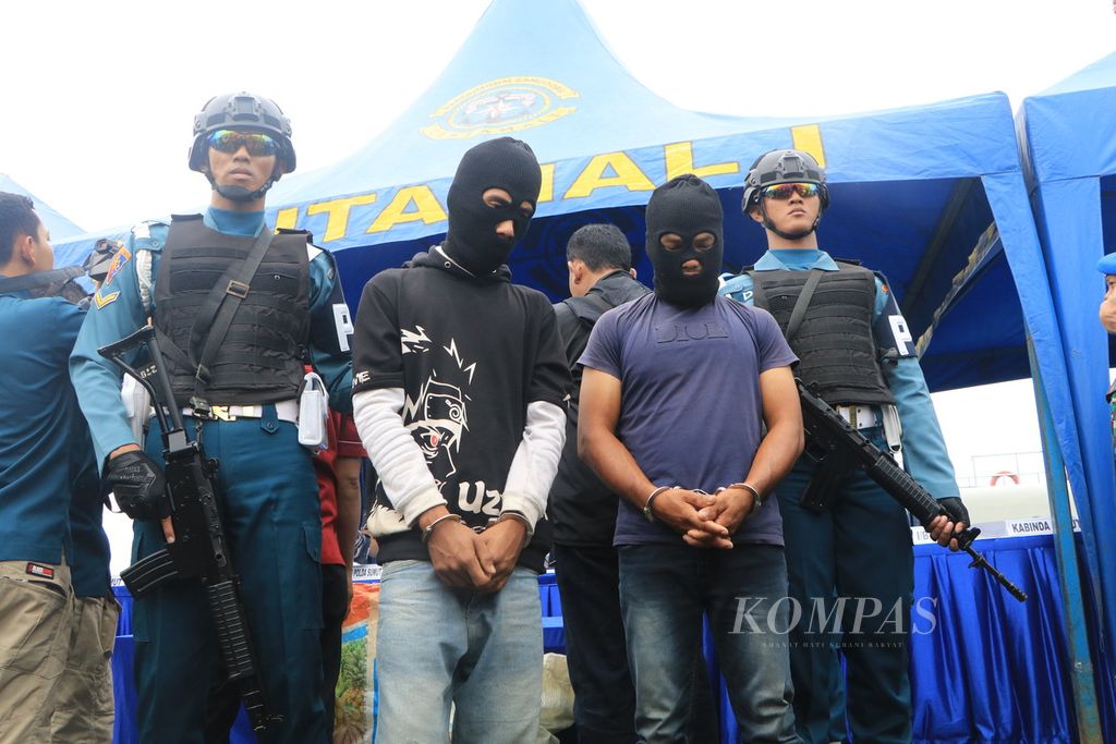 Prajurit Pangkalan Utama TNI Angkatan Laut I Belawan menunjukkan dua kurir narkoba yang ditangkap dengan barang bukti 36,75 kilogram sabu, di Medan, Selasa (14/3/2023). Sabu ditangkap di perairan Lhokseumawe, Aceh, Minggu (12/3). 