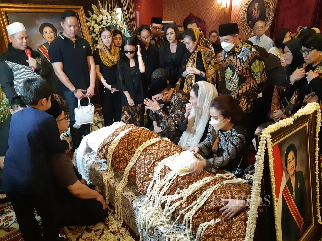 Djoko Ramiadji, anak tertua Mooryati Soedibyo, memberi penghormatan dengan menyembah ke jenazah ibundanya yang disemayamkan di rumah almarhumah di Jalan Ki Mangunsarkoro, Menteng, Jakarta Pusat, pada Rabu (24/4/2024). Putri almarhum, Putri K Wardani, beserta anak, cucu, dan cicit Mooryati mengeliling jenazah sebelum dimakamkan di Bogor, Jawa Barat.