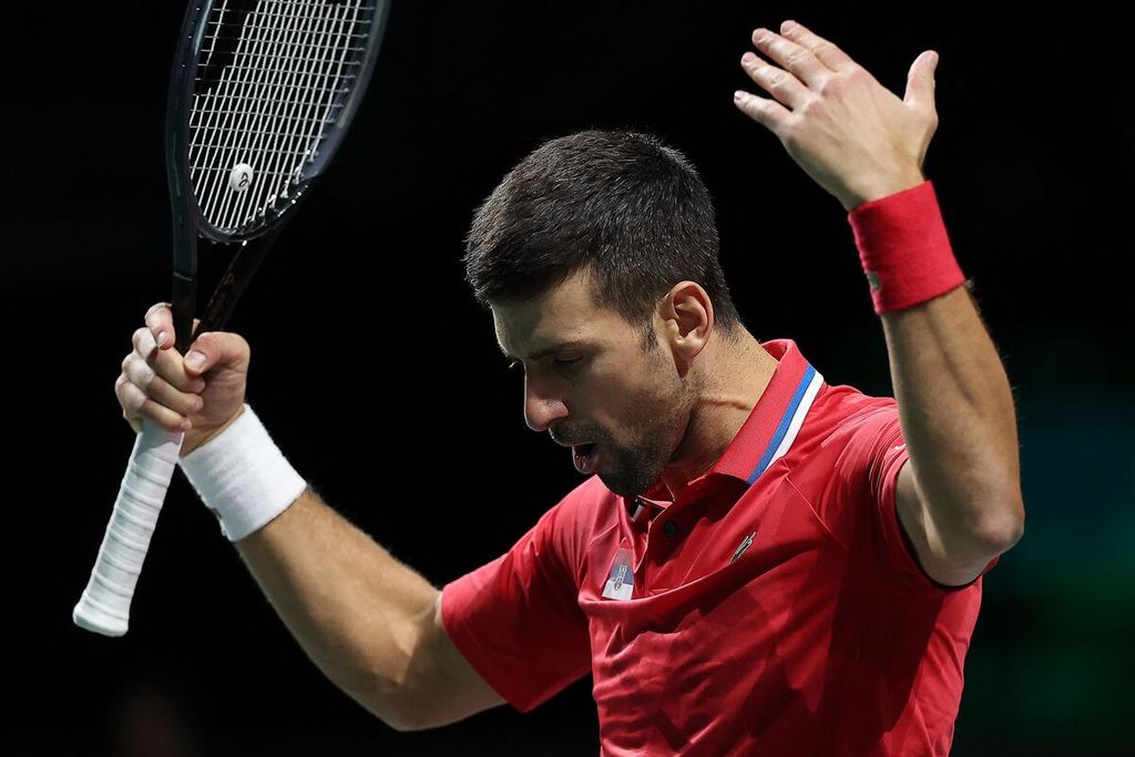 Reaksi petenis Serbia, Novak Djokovic, dalam pertandingan semifinal turnamen tenis beregu Piala Davis antara Italia dan Serbia di Malaga, Spanyol, Minggu (26/11/2023) dini hari WIB. Djokovic gagal membawa Serbia lolos ke babak final Piala Davis 2023 setelah kalah dari Italia, 1-2.