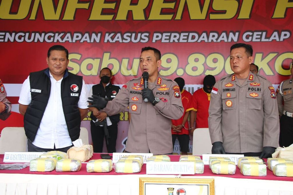 Kepala Polresta Barelang Komisaris Besar Nugroho Tri Nuryanto (tengah) memberikan keterangan pers di Batam, Kepulauan Riau, Rabu (26/7/2023).