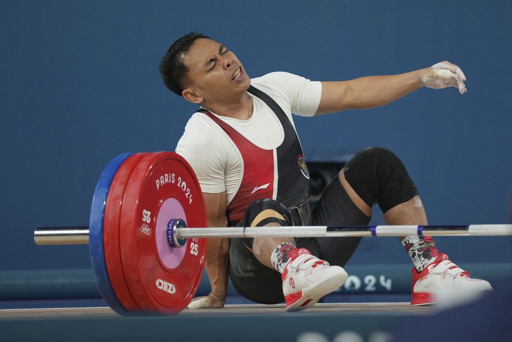 Ekspresi lifter Indonesia, Eko Yuli Irawan, setelah gagal dalam perlombaan angkat besi kelas 61 kilogram pada Olmpiade Paris 2024, Rabu (7/8/2024).