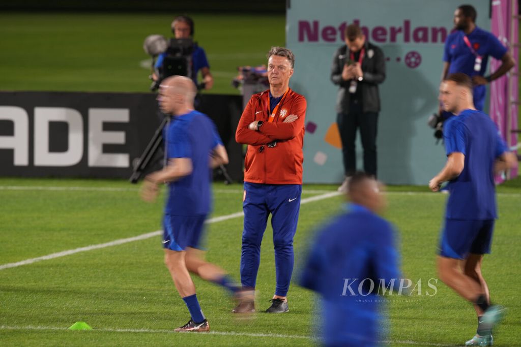 Pelatih Belanda Louis van Gaal (kaus merah) mengamati pemainnya berlatih di lapangan Qatar University, Kamis (8/12/2022). Belanda akan menghadapi Argentina pada babak perempat final Piala Dunia 2022, Sabtu (10/12/2022) dini hari WIB, di Stadion Lusail, Qatar. 