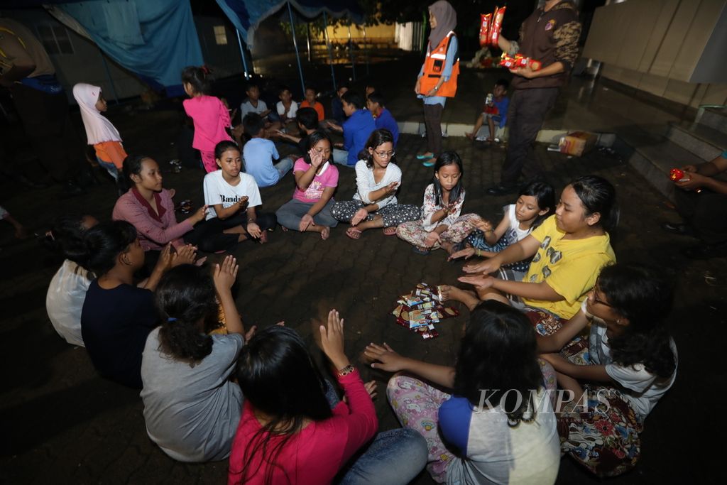 Sejumlah anak-anak mengikuti kegiatan permainan yang dibina sukarelawan Pramuka di Posko Pengungsian Masjid Borobudur, Jakarta Timur, Sabtu (4/1/2020). Kegiatan ini dimaksudkan agar memulihkan kondis trauma psikis anak-anak agar tetap bahagia setelah ditimpa bencana banjir.