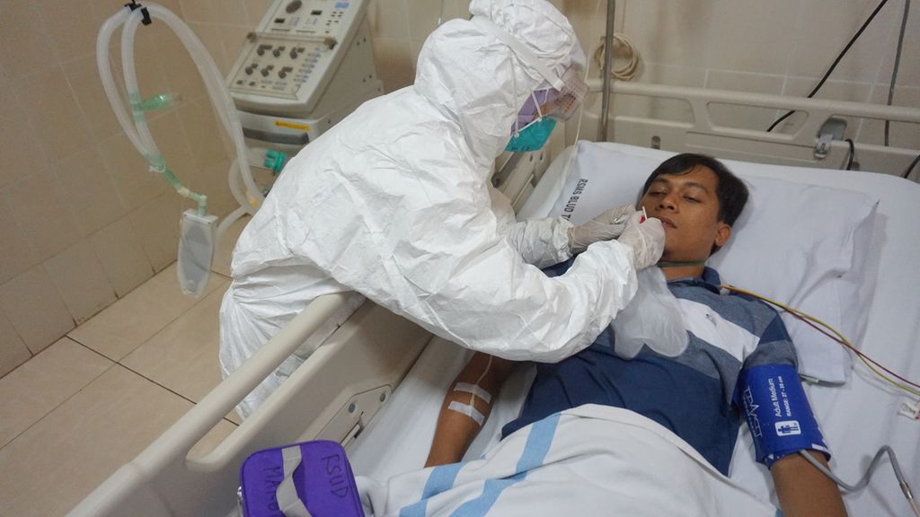 Dokter mengambil spesimen dari tenggorokan pasien terduga terinfeksi virus korona dalam simulasi di RSUD Margono Purwokerto, Banyumas, Jawa Tengah, Senin (3/2/2020).
