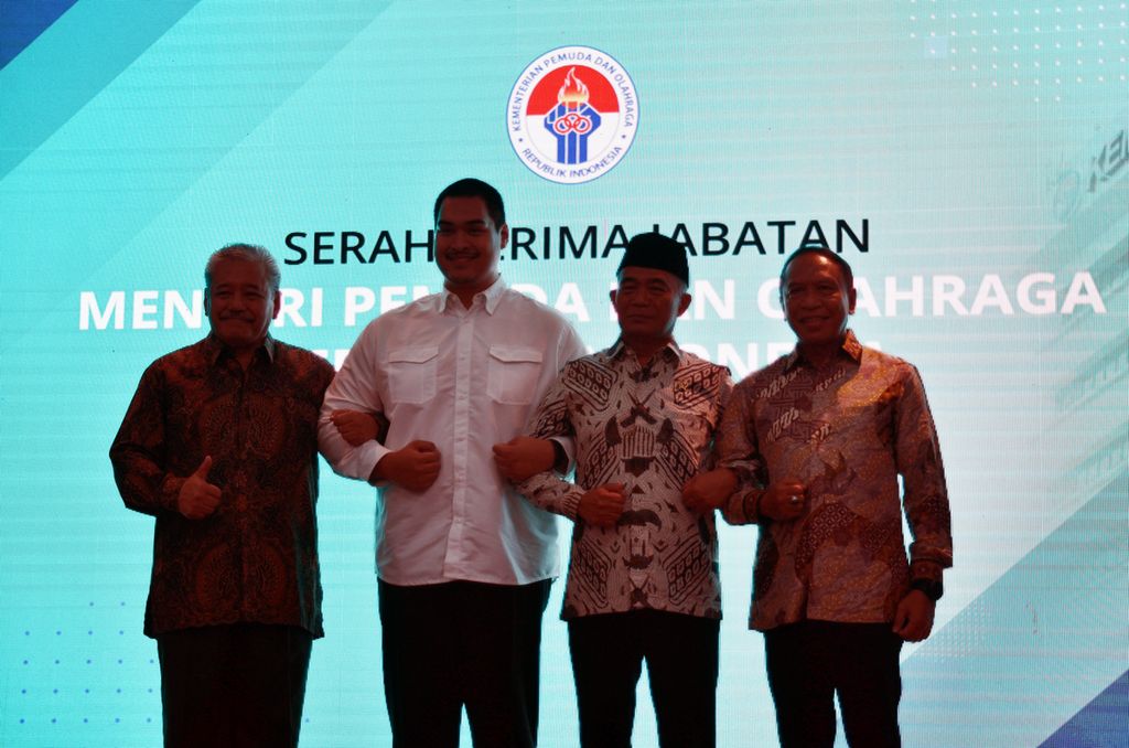 Menteri Pemuda dan Olahraga yang baru, Dito Ariotedjo (kiri kedua) berfoto bersama mantan Menpora Hayono Isman (paling kiri), mantan Plt Menpora Muhadjir Effendy (kanan kedua), dan mantan Menpora Zainudin Amali (paling kanan) usai Serah Terima Jabatan di Kantor Kemenpora, Jakarta, Selasa (4/4/2023). Dito yang baru dilantik 3 April 2023 itu akan fokus memperkuat pondasi olahraga yang dinilai sudah terbangun kokoh di bawah kepemimpinan Menpora sebelumnya, Zainudin Amali. Salah satu caranya, yakni memperkuat implementasi program Desain Besar Olahraga Nasional dan membangun ekosistem industri olahraga.