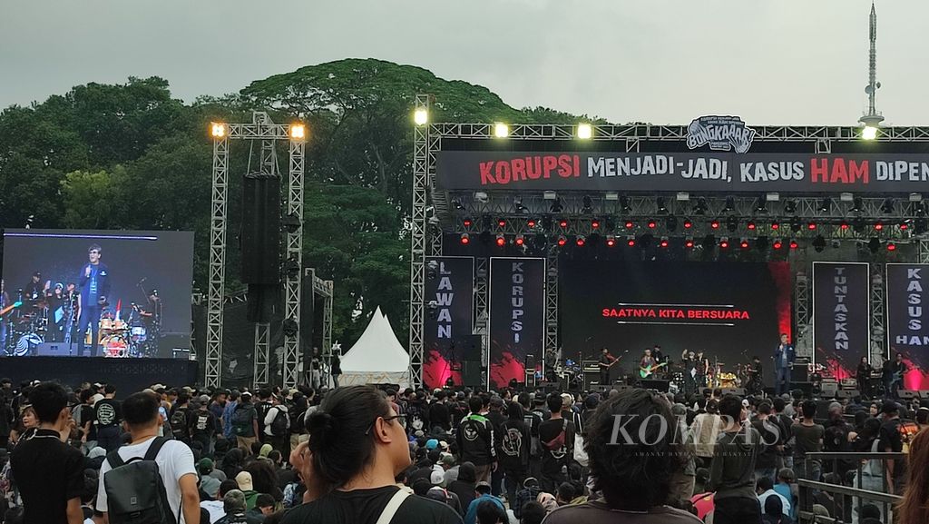 The atmosphere of the "Bongkar" themed Panggung Rakyat event, initiated by the Alliance to Save Indonesian Democracy, at the Madya Stadium of the Bung Karno Gelora on Saturday (9/12/2023).