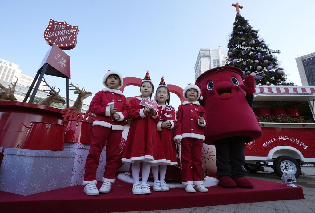 Anak-anak berpakaian Santa Klaus menghadiri perayaan penggalangan dana bagi warga kurang mampu di Seoul, Korea Selatan, 28 November 2023.  