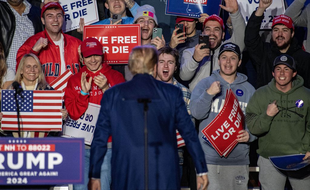 Para pendukung bersorak untuk Donald Trump (membelakangi lensa), mantan Presiden AS dan bakal calon presiden dari Partai Republik dalam pemilu Presiden AS tahun 2024 dalam kampanye di Whittemore Center Arena Universitas New Hampshire di Durham, New Hampshire, AS, 16 Desember 2023. 