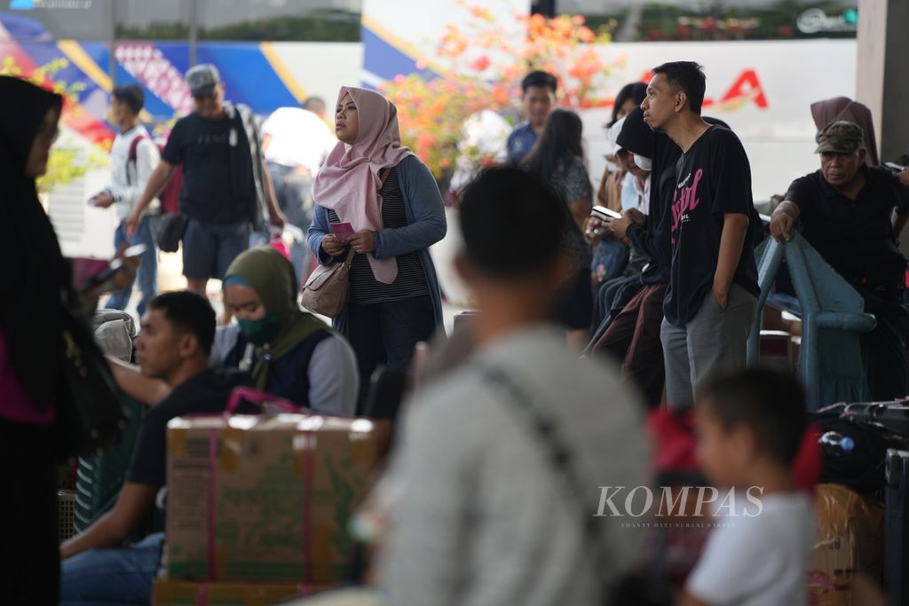 Calon penumpang jurusan Pulau Sumatera menunggu keberangkatan bus di Terminal Terpadu Pulo Gebang, Jakarta Timur, Senin (1/4/2024). 