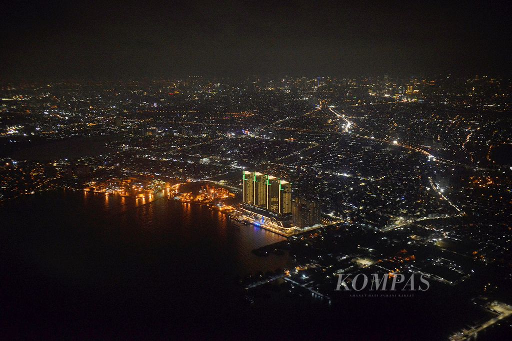 Pemandangan metropolitan Jakarta menjelang malam, Rabu (13/9). Penggunaan data dan informasi geospasial yang terintegrasi dengan data dasar lain seharusnya menjadi acuan dalam perencanaan kota. Dengan laju urbanisasi yang tinggi, penggunaan data yang detail akan menjadi pengarah kebijakan.