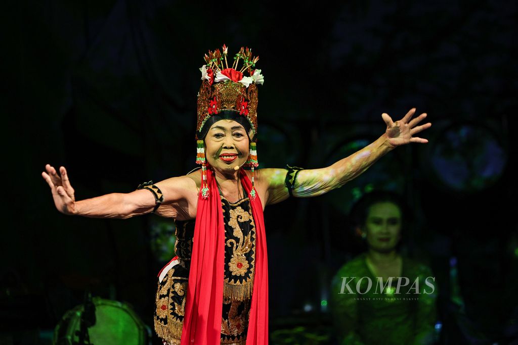 Temu (71) menampilkan tari gandrung banyuwangi dalam pementasan Panggung Maestro di Teater Wahyu Sihombing, Taman Ismail Marzuki, Jakarta, Kamis (13/6/2024). Panggung Maestro merupakan ruang pertunjukan dan apresiasi bagi para maestro yang telah mendedikasikan hidupnya untuk menjaga dan merawat kesenian tradisional di Indonesia. Pada edisi ke-5, Panggung Maestro 2024 menampilkan kesenian tradisional dari Nusa Tenggara Barat dan Jawa Timur.