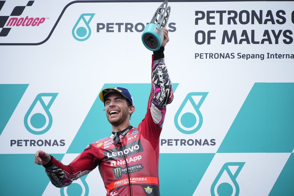 Pebalap tim Ducati, Enea Bastianini, saat merayakan kemenangan pada balapan utama MotoGP seri Malaysia di Sirkuit Sepang, Minggu (12/11/2023).