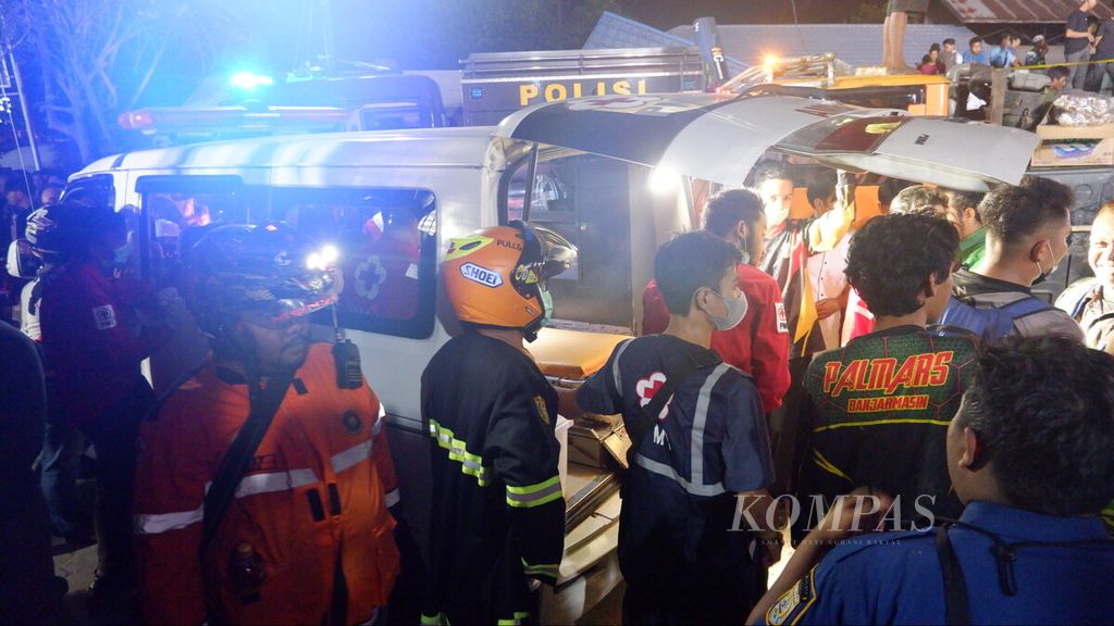 Proses evakuasi korban dari reruntuhan bangunan rumah toko tiga lantai di Kecamatan Gambut, Kabupaten Banjar, Kalimantan Selatan, Senin (18/4/2022) malam. 