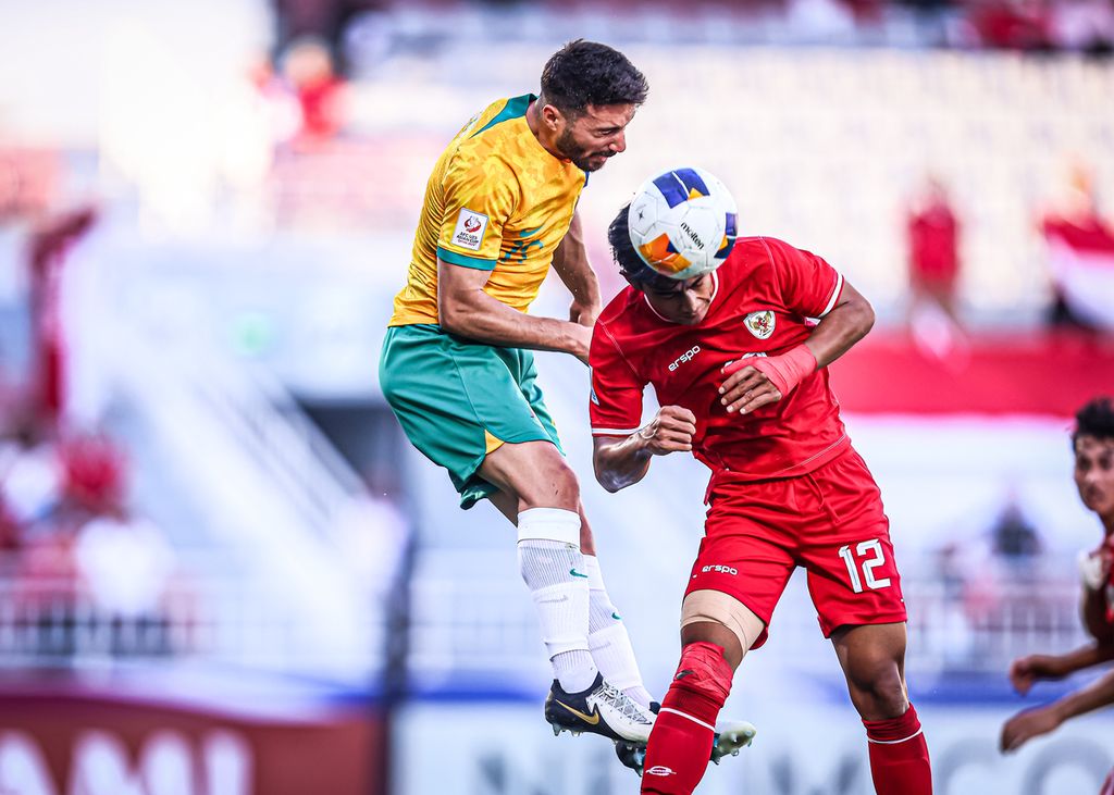 Left winger of the Indonesian U-23 team, Pratama Arhan, headed the ball in an aerial duel with an Australian player during the Group A match of the 2024 Asia Cup U-23 on Thursday (18/4/2024), at Abdullah bin Khalifa Stadium in Doha.