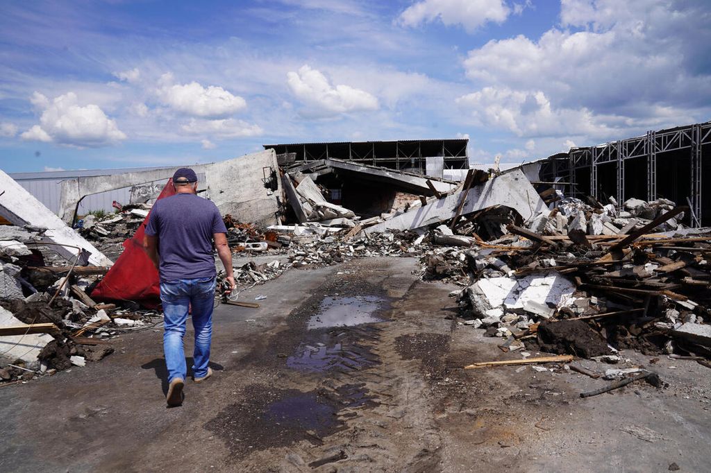 Bangunan penampung hasil panen yang hancur terkena rudal di Okhtyrka. 