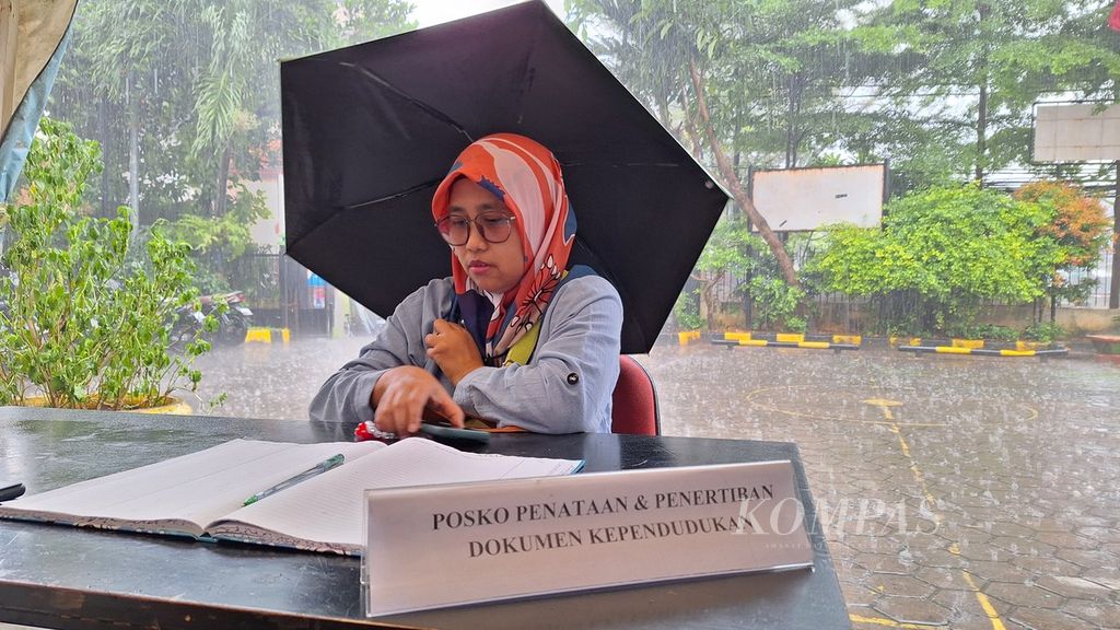 Warga terdampak penataan dan penertiban penduduk sesuai domisili di Kelurahan Petamburan, Jakarta Pusat, Selasa (23/4/2024).