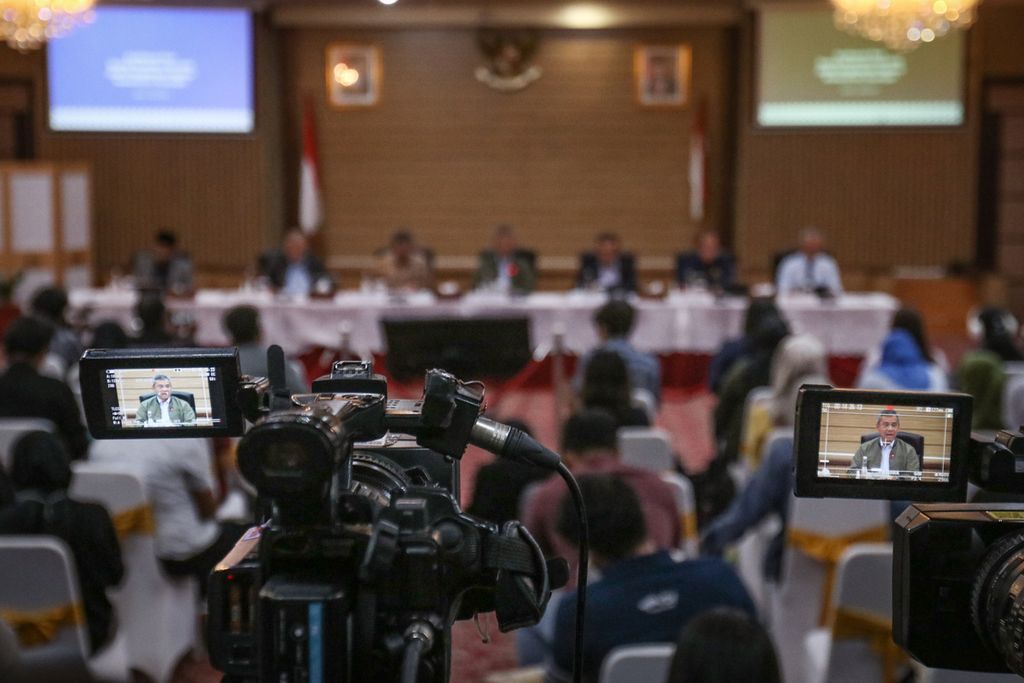 Wartawan meliput konferensi pers terkait kasus harta kekayaan Rafael Alun Trisambodo dan Eko Darmanto di Gedung Radius Prawiro, Kementerian Keuangan, Jakarta, Rabu (1/3/2023). 