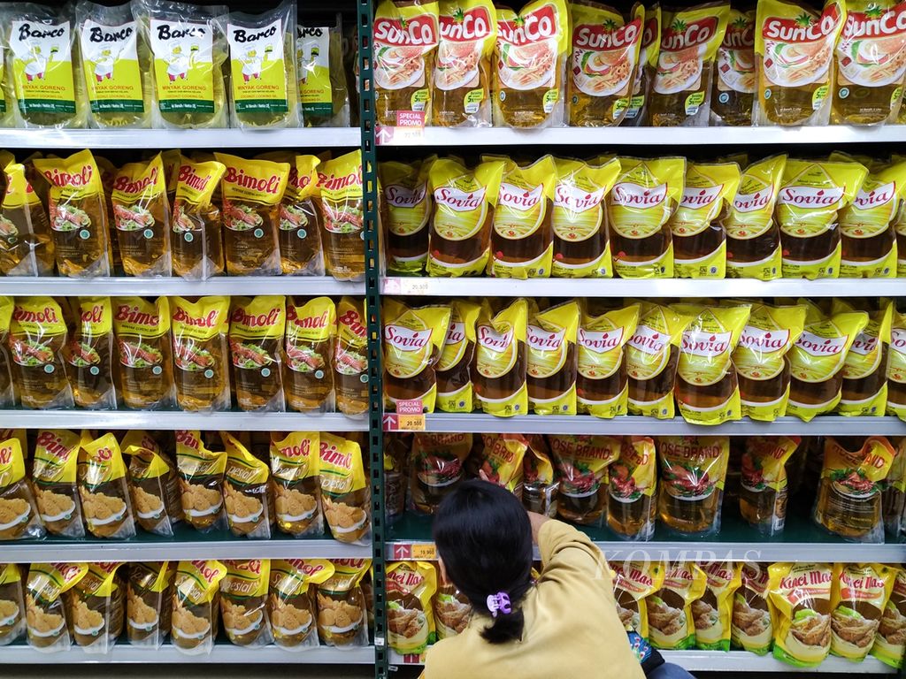 Pengunjung memilih produk minyak goreng di pusat perbelanjaan ritel di kawasan Kebayoran Lama, Jakarta Selatan, November 2019. 