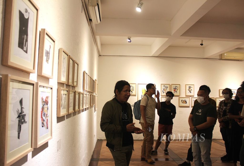 Suasana pameran seni kolase “Cutting Cyclus” di Auditorium Cemara 6 Galeri di Museum Toeti Heraty, Jakarta, Sabtu (14/1/2023). Karya dengan sejumlah obyek abstrak itu disusun menggunakan potongan-potongan koran, majalah, dan media kertas lainnya.