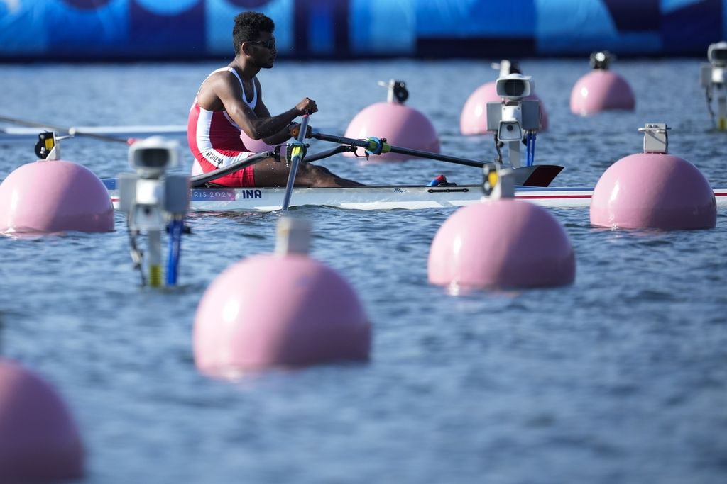 Pedayung Indonesia, La Memo, bersiap berlomba di semifinal nomor 2000 meter sculls Olimpiade Paris 2024 di Vaires-sur-Marne, Perancis, Senin (29/7/2024).