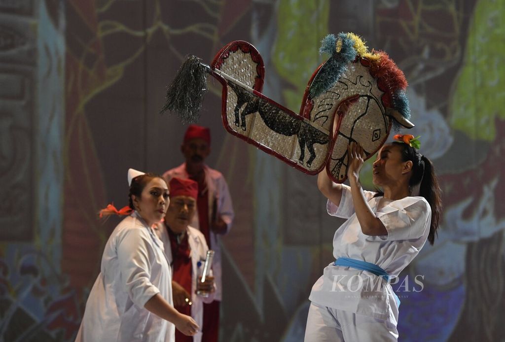 Pementasan Indonesia Kita berjudul "Orang-Orang Berbahaya" di Teater Besar, Taman Ismail Marzuki, Jakarta Pusat, Kamis (17/11/2022) malam. Dalam naskah yang ditulis oleh Agus Noor, "Orang-Orang Berbahaya" mengangkat kisah detektif yang mencoba memecahkan teka-teki pandemi kegilaan yang menjangkiti banyak orang. 