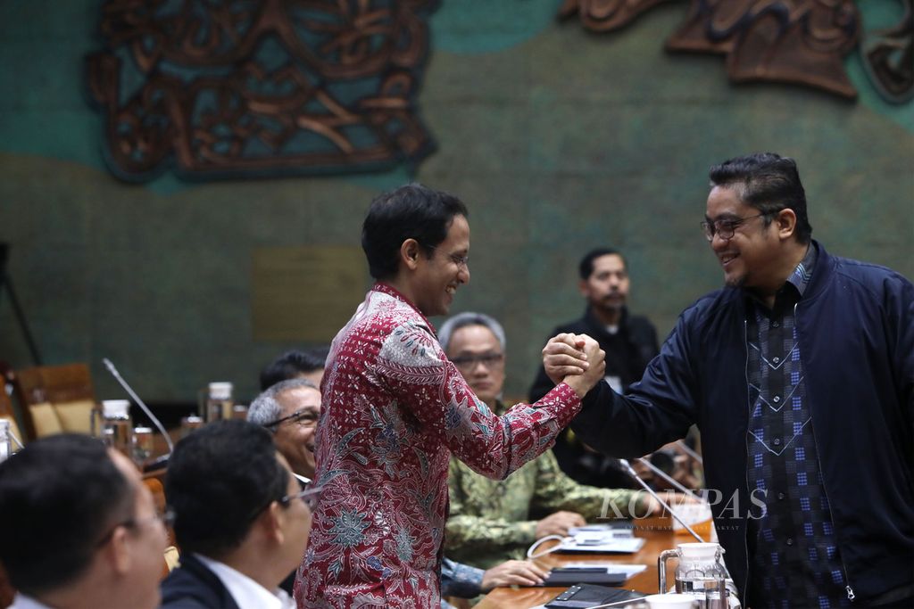 Menteri Pendidikan dan Kebudayaan Nadiem Makarim disambut Wakil Ketua Komisi X DPR Dede Yusuf sebelum dimulainya rapat kerja dengan anggota Komisi X DPR di Kompleks Gedung Parlemen, Jakarta, Kamis (12/12/2019). 