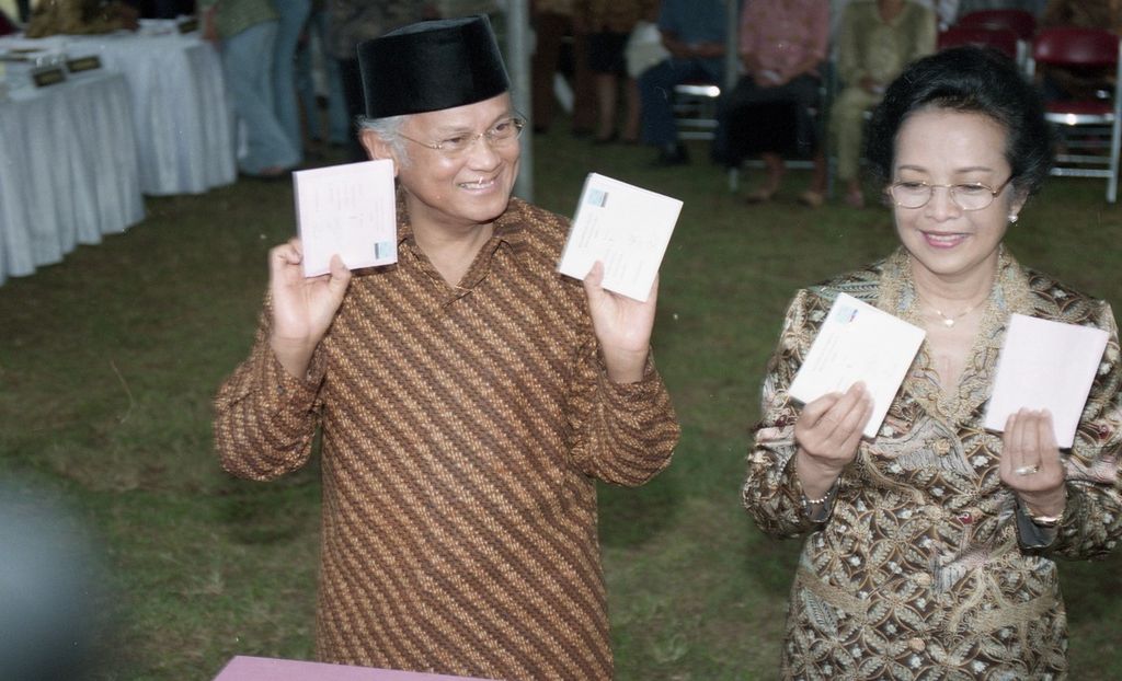 Presiden BJ Habibie dan Ny Hasri Ainun habibie mencoblos di TPS 12, Kelurahan Kuningan Timur, Jakarta, Senin (7/6/1999). 