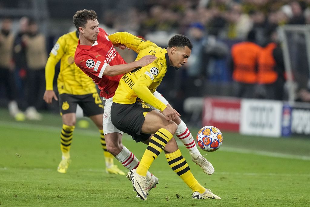 Borussia Dortmund player Felix Nmecha (right) is competing for the ball with PSV Eindhoven player Olivier Boscagli in the second leg of the Champions League round of 16 at Signal Iduna Park Stadium, Germany, on Thursday (14/3/2024) in the early morning hours WIB.