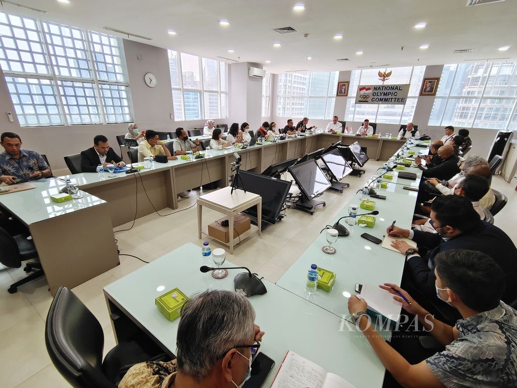 Rapat koordinasi antara Komite Olimpiade Indonesia (KOI) dan sejumlah pengurus induk cabang olahraga mengenai persiapan penyelenggaraan World Beach Games 2023 di Jakarta, Senin (12/9/2022). 