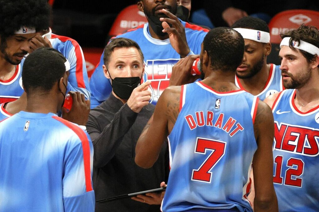 Pelatih Brooklyn Nets Steve Nash (tengah) memberikan arahan kepada para pemainnya saat melawan Denver Nuggets pada laga NBA di Barclays Center, New York, 12 Januari 2021. 