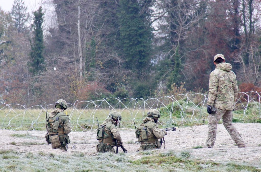 Tentara Ukraina mengikuti latihan dasar perang darat, Jumat (1/12/2023), di Inggris selatan. Latihan itu bagian dari Operasi Interflex, program Inggris untuk mempersiapkan pasukan infanteri Ukraina. 