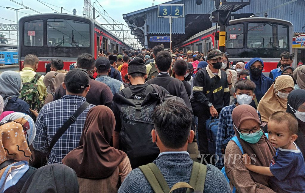 Suasana peron di Stasiun Bogor, Kota Bogor, Jawa Barat, yang ramai pengguna moda kereta KRL, Minggu (30/4/2023). 