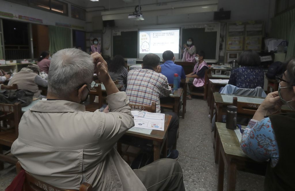 Para lansia mengikuti kelas Pembersih Berita Palsu atau Fake News Cleaner untuk mengidentifikasi berita palsu di Kota Kaohsiung, Taiwan selatan, 16 Maret 2023. 