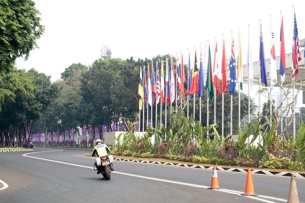 Usai meninjau kesiapan penyelenggaraan KTT Ke-43 ASEAN, pada Jumat (1/9/2023), Presiden Joko Widodo menyatakan bahwa Indonesia telah siap menyelenggarakan KTT Ke-43 ASEAN yang akan digelar di Jakarta Convention Center (JCC), Jakarta, pada 5-7 September mendatang.