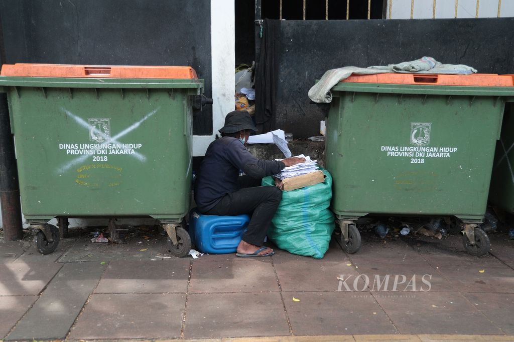 Pemulung mengumpulkan kertas dari sebuah tempat sampah di kawasan Menteng, Jakarta, Selasa (13/12/2022). Berdasarkan data Badan Pusat Statistik, jumlah penduduk miskin Indonesia pada Maret 2022 adalah 26,16 juta jiwa. Sedangkan tingkat kemiskinan Indonesia pada bulan yang sama sebesar 9,54 persen. 
