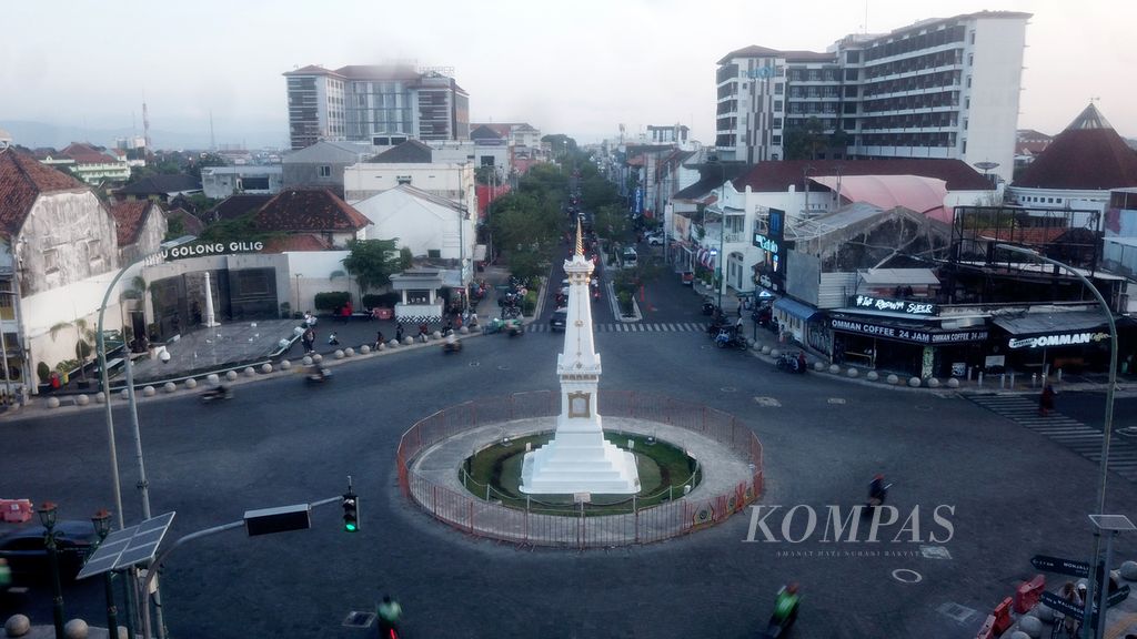 Vehicles pass by at sunset at the Tugu intersection in Yogyakarta on Tuesday (19/9/2023). The United Nations Educational, Scientific and Cultural Organization (UNESCO) has designated the Yogya Philosophy Axis as a World Cultural Heritage site.