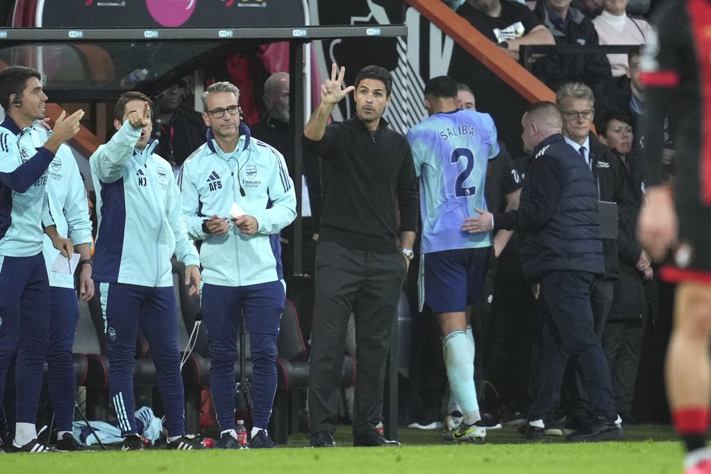 Manajer Arsenal Mikel Arteta memberi instruksi ke pemainnya saat William Saliba (kedua dari kanan) diusir ke luar lapangan karena kartu merah saat melawan Bournemouth di Stadion Vitality, Bournemouth, Sabtu (19/10/2024). 