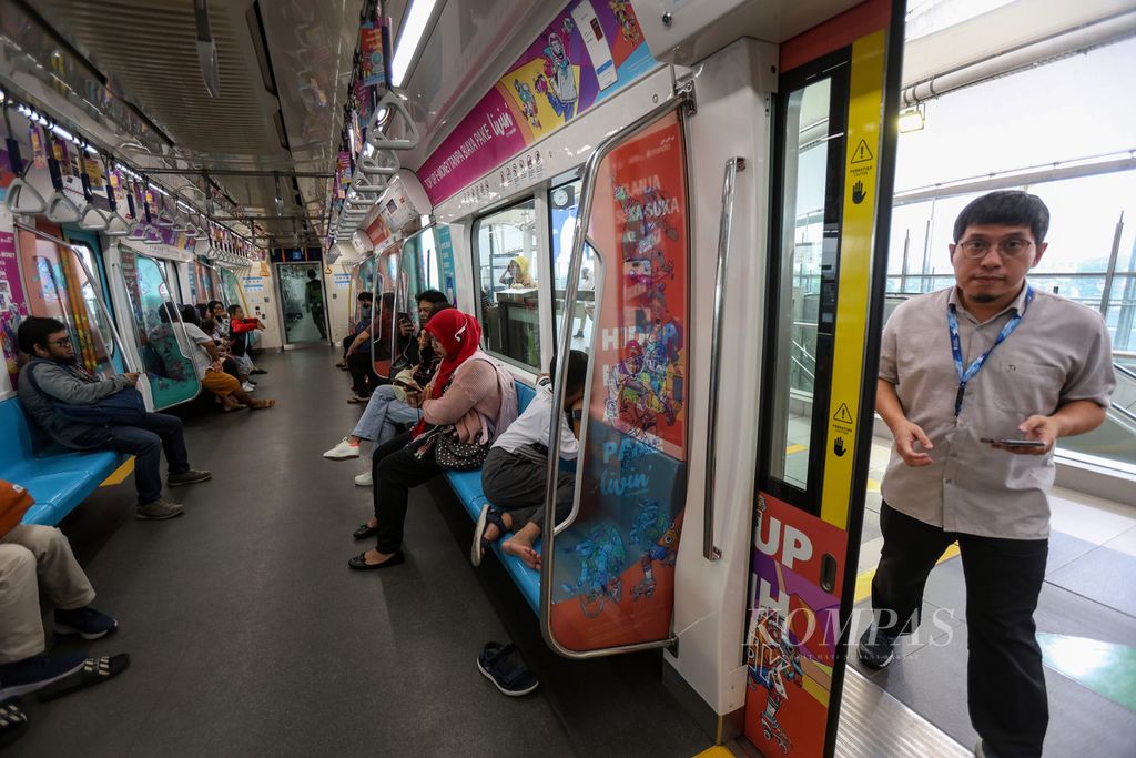 Seorang penumpang menaiki kereta MRT di Stasiun MRT Fatmawati, Jakarta Selatan, Jumat (19/4/2024). 