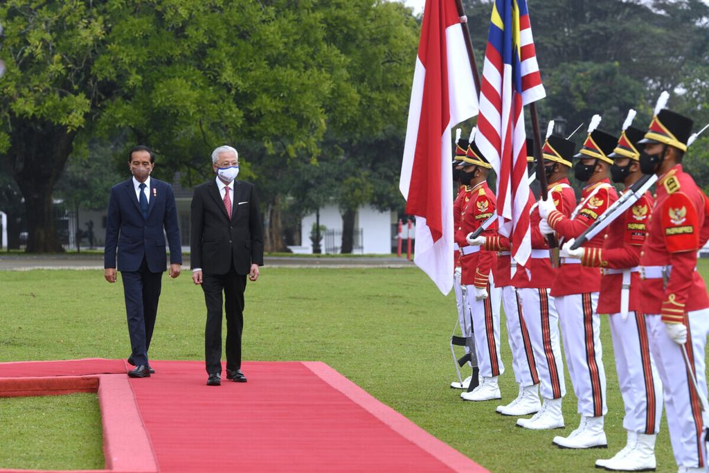Dalam foto yang dirilis Istana Kepresidenan Indonesia, tampak Perdana Menteri Malaysia Ismail Sabri Yaakob dan Presiden Joko Widodo melakukan inspeksi pasukan kehormatan di Istana Bogor, Rabu (10/10/2021).