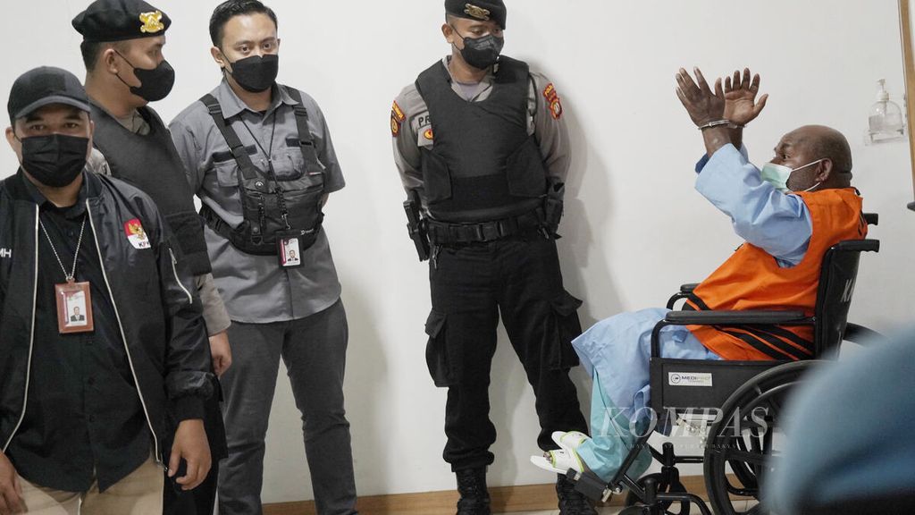 Gubernur Papua Lukas Enembe duduk di kursi roda saat dimunculkan ketika rilis penangkapan dan penahanan dirinya oleh Komisi Pemberantasan Korupsi (KPK) di RSPAD Gatot Subroto, Jakarta, Rabu (11/1/2023). 