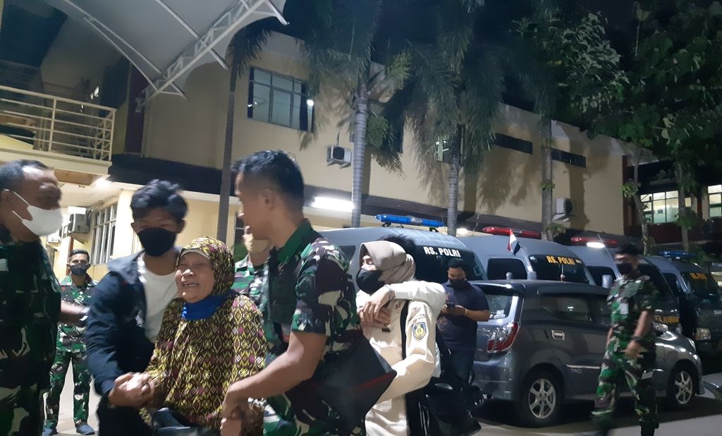 Seorang perempuan menangis saat tiba di ruang duka Rumah Sakit Polri Kramatjati, Jakarta Timur, Senin (18/7/2022) malam. Dia adalah salah satu keluarga dari korban kecelakaan truk Pertamina di Jalan Alternatif Cibubur Transyogi, Bekasi, Senin siang.