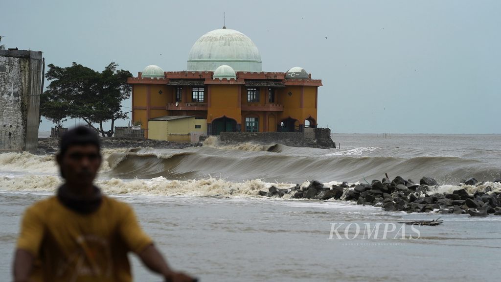 Abrasi dan gelombang pasang di Pantai Pisangan, Desa Cemarajaya, Kecamatan Cibuaya, Kabupaten Karawang, Jawa Barat, Selasa (27/12/2022). 
