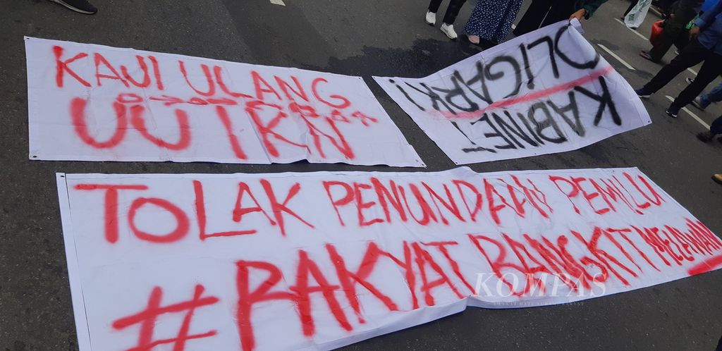 Spanduk tuntutan yang dibuat mahasiswa dari aliansi Badan Eksekutif Mahasiswa Seluruh Indonesia. Mereka berunjuk rasa di depan Gedung Parlemen, Jalan Gatot Subroto, Jakarta Pusat, Senin (11/4/2022) siang.