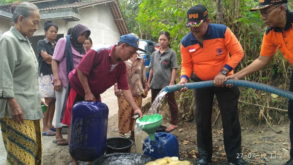 Warga mengantre bantuan air bersih yang disalurkan BPBD Klaten di Desa Panggang, Kecamatan Kemalang, Kabupaten Klaten, Jawa Tengah, 27 Juli 2017. 