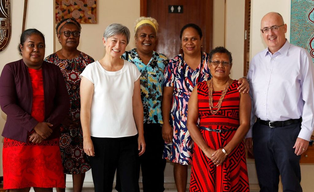 Menteri Luar Negeri Australia Penny Wong (ketiga dari kiri) berfoto bersama dengan para tokoh perempuan Pasifik seusai pertemuan di Honiara, Kepulauan Solomon, 17 Juni 2022. 