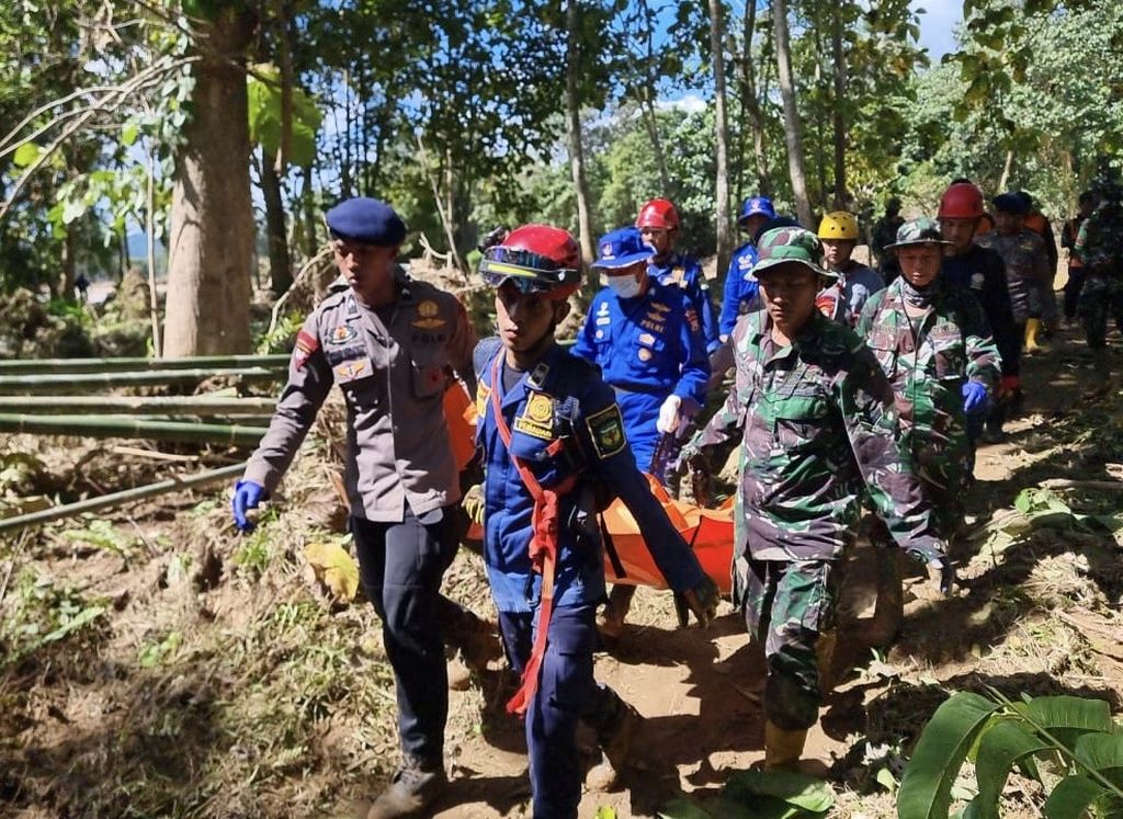 Tim SAR gabungan mengevakuasi korban meninggal di Kecamatan Suli, Luwu, Sulawesi Selatan, Selasa (7/5/2024). Sebelumnya korban dinyatakan hilang saat banjir bandang, Jumat (3/5/2024).